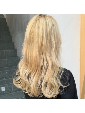 ビヨンドイー(beyond E) 外国人風ブロンドカラー