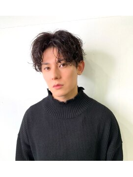 リヴ オオサカ(LIV OSAKA) センターパート 波巻きスパイラルパーマ ツーブロック マッシュ