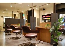 サロンズヘア ジェイアール高槻駅前店(SALONS HAIR)の雰囲気（広々として店内でリラックスしていただける空間となっております）