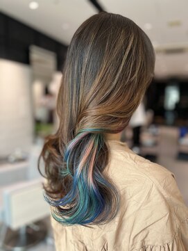 ステア ケース(stair case) 大胆な色合わせでもインナーカラーなら取り入れやすい？