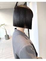 ホロ(hollo)&nbsp;切りっぱなしボブ_タッセルボブ_ミニボブ_縮毛矯正ボブ_黒髪ボブ