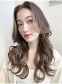 動きのあるレイヤーカットとグレージュの柔らかさが大人可愛い◎
