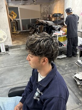 コワファースト長崎シャンプーボーイ 2nd(COIFF1RST 長崎 SHAMPOO BOY) メンズハイライト