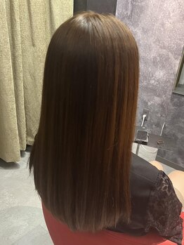 気になるクセやうねりを解消！ナチュラルで柔らかな質感のストレートヘアに。扱いやすい髪へと導きます。