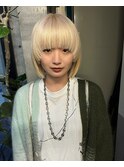 ブロンドマッシュバングボブ
