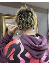 頭の形をきれいに見せることにこだわり、パーマで理想のシルエットをデザインします。《藤原慶哉》