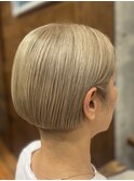 耳掛け刈り上げボブ.ミルクティーベージュ.白髪ぼかし