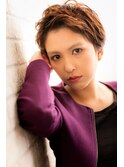個性的斜めバングとベージュカラーで大人かわいいノーブルロブ