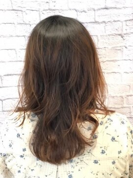 ミーティア バイ クアトロ(Meteor By QUATRO) ふんわりパーマスタイル