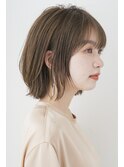 大人可愛いアッシュカラーノーブルくびれ前下がり耳掛けショート