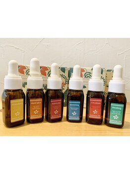 6種類のアロマオイルからお好きな香りをチョイス！香りを楽しみながら、リンパマッサージで血行を促進。