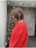 ベージュハイライトの切りっぱなしボブ