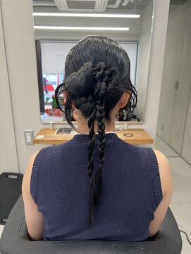 バルベストーキョーサウス(BARBES TOKYO SOUTH) 黒髪でも可愛いツイストシニヨン編みたらしアレンジ【清板】