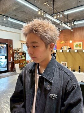 エディ(Edy) スパイキーショートケアブリーチダブルカラーホワイトシルバー