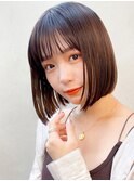 艶感ショートボブ前髪あり小顔くびれヘアグレージュ前下がりボブ