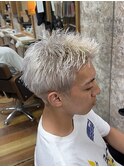 ホワイト×スパイキーショート