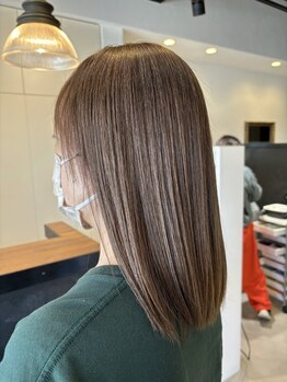 トンネルヘアー(Tunnel hair)の写真/《グレイカラーでも明るい仕上がり》気になる白髪もおしゃれに染まる、カラーも楽しむ白髪染めをご提案♪