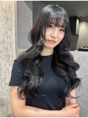 艶とトレンド感をまとう、ブラックレイヤーロング