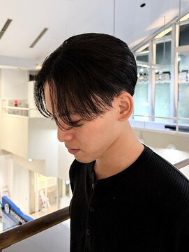 トリッカバルコニー ハヤマ(tricca Balcony Hayama) メンズカット/センターパート/コンマヘアショート