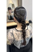 プリンプ トータルビューティ(PRIMP.total beauty)&nbsp;上品さと華やかさを纏う編みおろしアレンジ