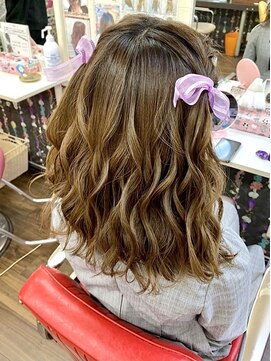 ヘアセットアップス(UP's) 顔周りを編み込んだシンプルで可愛らしい『ハーフツインテール』
