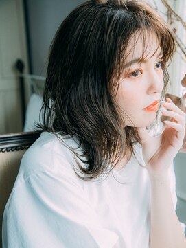 アデリタ(Adelita) 軽やかミディアムレイヤー