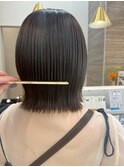 切りっぱなしボブ　ブルーブラック　ブリーチカラー　暗髪