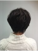 ショートで無造作なパーマ