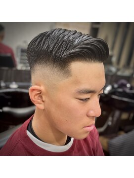バーニーズ バーバークラブ(BARNEYS BARBER CLUB) スキンフェード　サイドパート