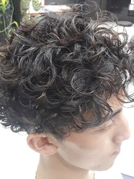 ヘアーデザイン アダット(HAIR DESIGN Adatto.)の写真/人気のメンズパーマで、こなれ感のあるスタイルに♪簡単スタイリングでキマるから、朝のセットも楽になる！