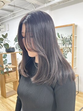 柔らかな質感とツヤが魅力の「大人のレイヤースタイル」