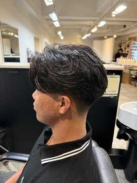 フリーゼアコマキ(FRISEUR) ニュアンスパーマ×テーパーフェード