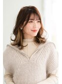 大人のハイライトが映えるくびれヘアミディアムカール