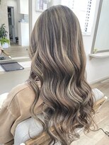 リリィ(Lily) ハイライトアッシュベージュカラー