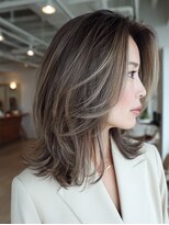 トリッカ 代官山(tricca) 白髪ぼかしカラー/レイヤーカット/ミディアムヘア/透明感カラー