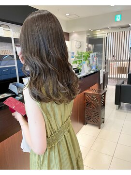 アトレ(attrait) *馴染むハイライトグレージュ 透明感 大人可愛いロングヘア