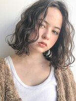 ソーコ 渋谷(SOCO)&nbsp;【SUN】前下がりボブモーブカラーセンターパートくせ毛風パーマ