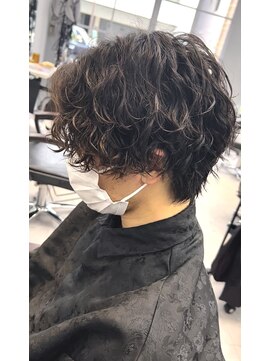 エレナ(elena) ツイストスパイラルパーマツーブロックマッシュ束感ショート