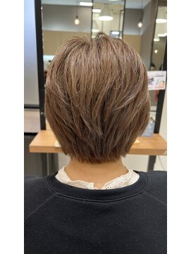 倶楽部ヘアーズ 醍醐本店(HAIR'S) 脱白髪染めハイライト カーキベージュ グレージュ 丸みショート