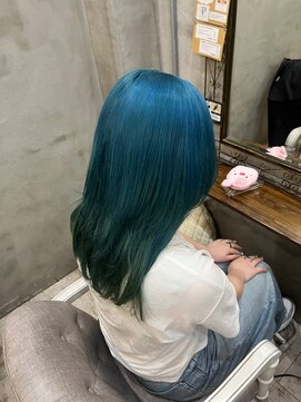 ブーミー(Bor mee) 【Bormee】ターコイズブルー × ペールグリーン/派手髪/嶋田萌乃