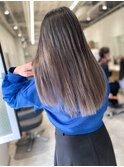 ストレートヘアも綺麗なエアータッチバレイヤージュ