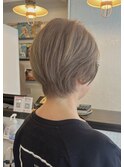 白髪活かし明るめベージュ×後頭部ふんわりショート