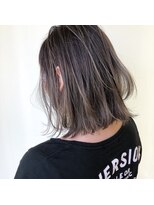 透明感のある紫×モノトーンでツヤのあるグレージュ を表現