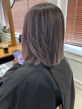 マスカリ(muscali) グレージュハイライトメルティカラー/切りっぱなしボブ/表参道