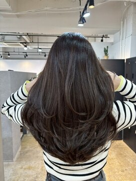 メリー オオサカ(Merly Osaka) 暗髪でも一気に垢抜けるレイヤーカット！