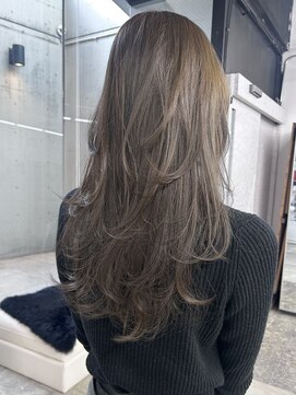 ピア ヤクイン(Pia Yakuin) レイヤーカット　グレージュカラー