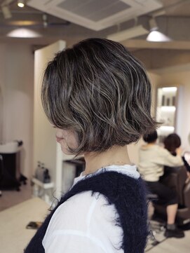 ロエ(loe) 癖を活かしてラフにウェービーボブ