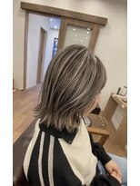 ウェリナ(welina) 立体感ハイライト◆グレージュ×外はねミディアムボブ