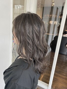 ブレイズ ザ サロン(BLAZE THE SALON) 濃厚透け感アッシュ×波打ち外ハネセミロング【BLAZE 大庭】