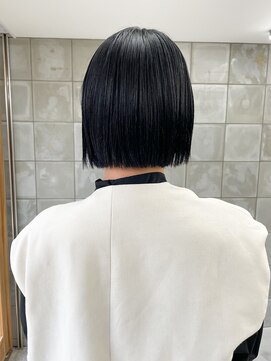 トゥコ(tuco) 黒髪暗髪偽黒染めパッツンボブ切りっぱなしボブ